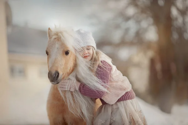 Bambina Con Cavallo Palomino Miniatura Nel Parco Invernale — Foto Stock