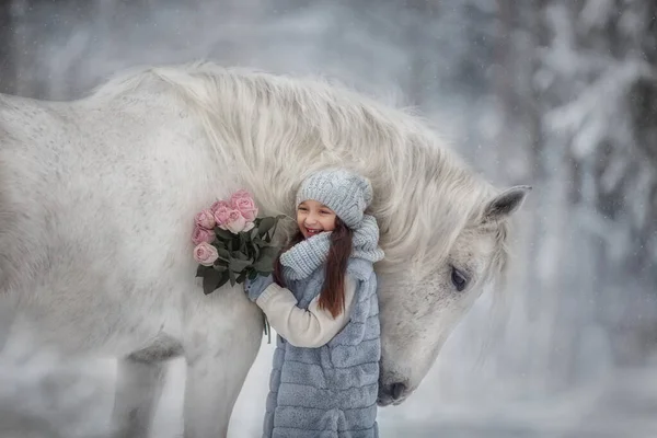 Meisje Met Bloemen Boeket Wit Paard Winter Bos — Stockfoto