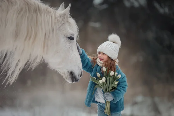 Çiçekli Buketli Beyaz Atlı Küçük Kız Kış Ormanında — Stok fotoğraf