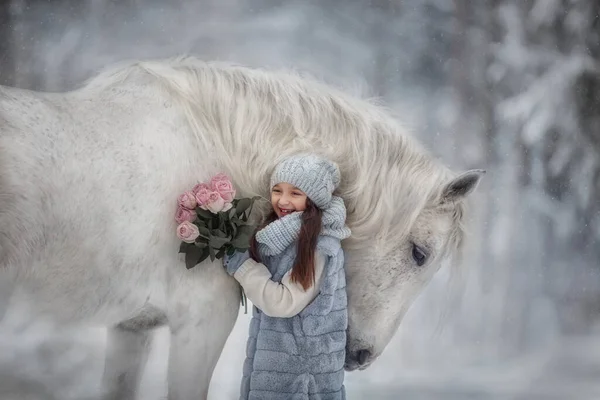 冬天的森林里 一个戴着花束 骑着白马的小女孩 — 图库照片