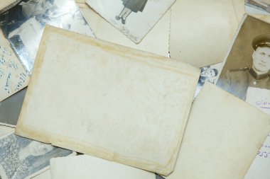 Eski, sarı fotoğraflardan oluşan bir arkaplan.