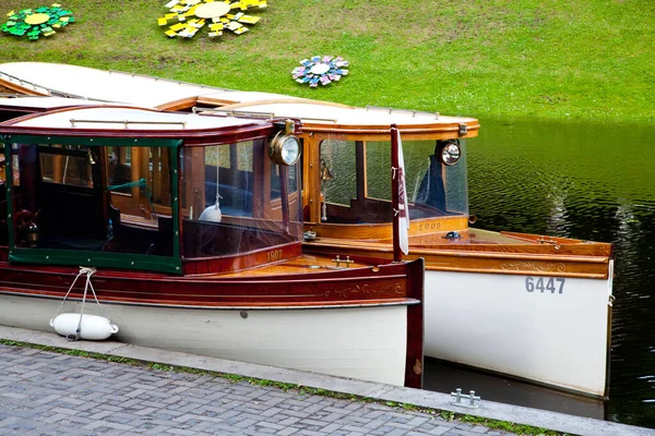 Deux Bateaux Plaisance Vintage Dans Parc Urbain — Photo