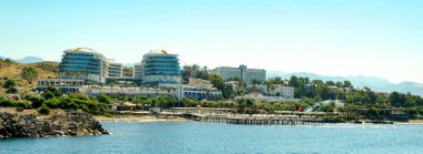 Güneşli bir günde deniz kenarında oteller. Deniz manzarası. Türkiye.