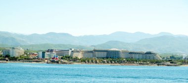 Güneşli bir günde deniz kenarında oteller. Deniz manzarası. Türkiye.
