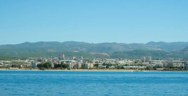 Güneşli bir günde deniz kenarında oteller. Deniz manzarası. Türkiye.