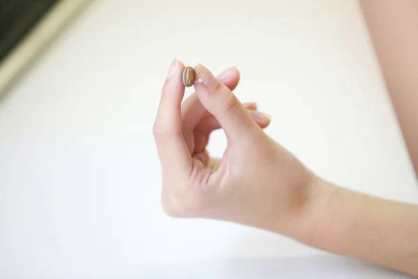 Apparecchi Acustici Molto Piccoli Una Mano Femminile — Foto Stock