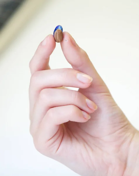 Audífono Muy Pequeño Una Mano Femenina — Foto de Stock