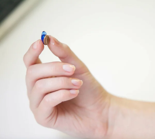 Audífono Muy Pequeño Una Mano Femenina — Foto de Stock