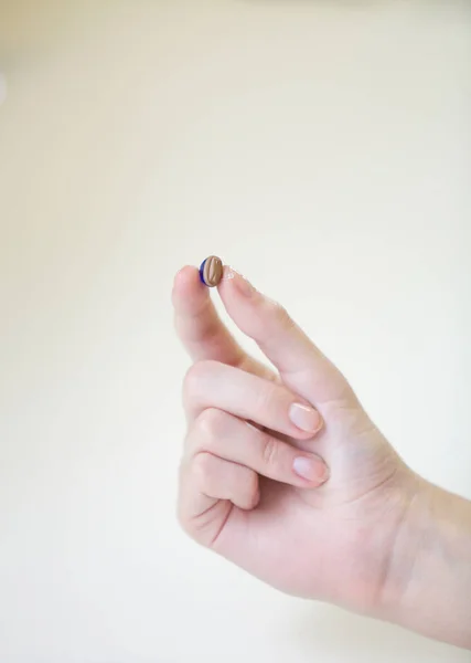 Apparecchi Acustici Molto Piccoli Una Mano Femminile — Foto Stock