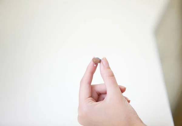 Apparecchi Acustici Molto Piccoli Una Mano Femminile — Foto Stock