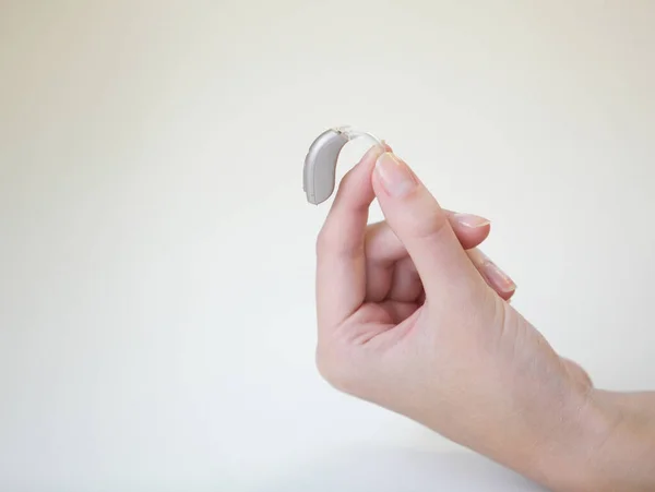 Mycket Små Hörapparater Kvinnlig Hand — Stockfoto