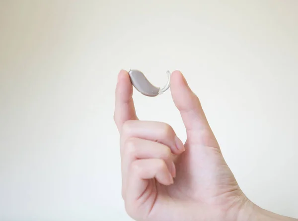 Mycket Små Hörapparater Kvinnlig Hand — Stockfoto