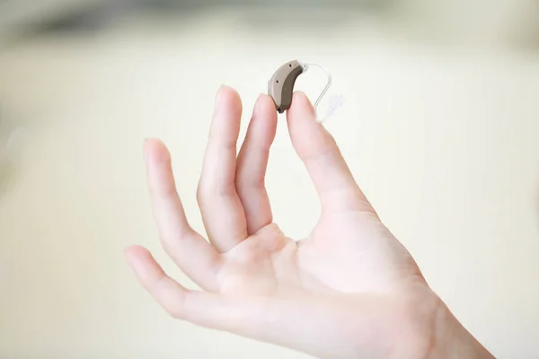 Audífono Muy Pequeño Una Mano Femenina — Foto de Stock