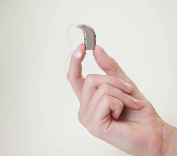 Mycket Små Hörapparater Kvinnlig Hand — Stockfoto