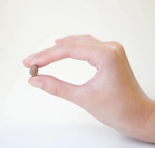 Audífono Muy Pequeño Una Mano Femenina — Foto de Stock