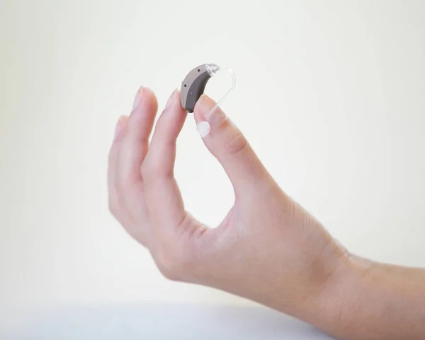 Audífono Muy Pequeño Una Mano Femenina — Foto de Stock