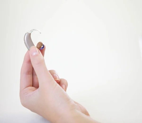 Två Olika Hörapparater Kvinnlig Hand — Stockfoto