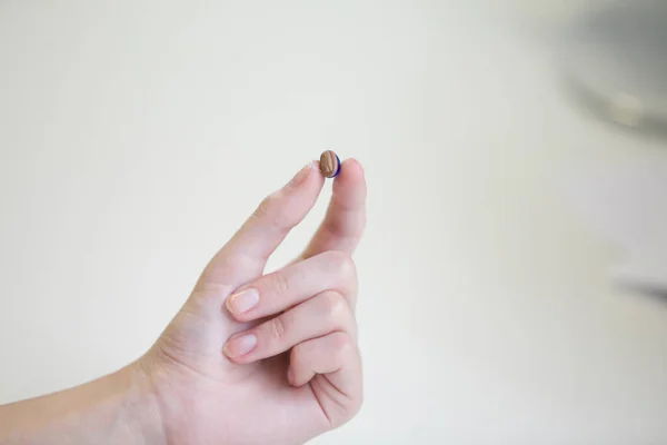 Audífono Muy Pequeño Una Mano Femenina — Foto de Stock