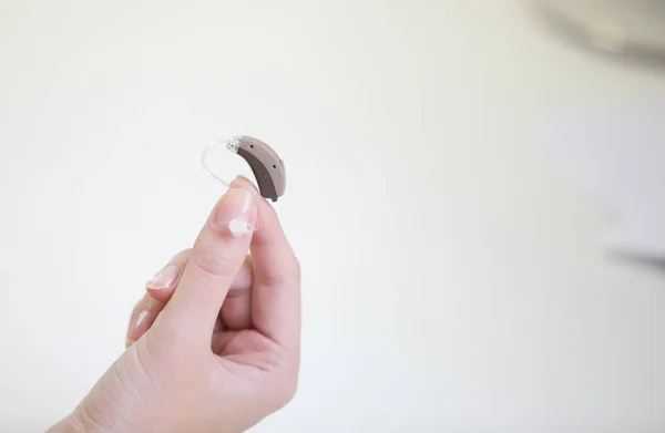 Audífono Muy Pequeño Una Mano Femenina — Foto de Stock