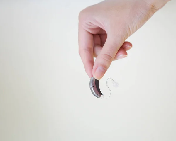 Audífono Muy Pequeño Una Mano Femenina — Foto de Stock