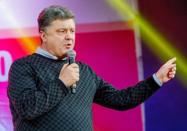 Uzhgorod, Ukrayna - ö. 1 Nisan 2014: en beğeni Ukrayna Cumhurbaşkanı adayı petro poroshenko uzhgorod seçim toplantısında konuşuyor.