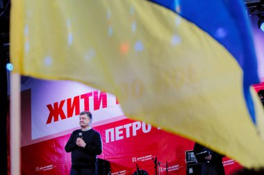 Uzhgorod, Ukrayna - ö. 1 Nisan 2014: en beğeni Ukrayna Cumhurbaşkanı adayı petro poroshenko uzhgorod seçim toplantısında konuşuyor.