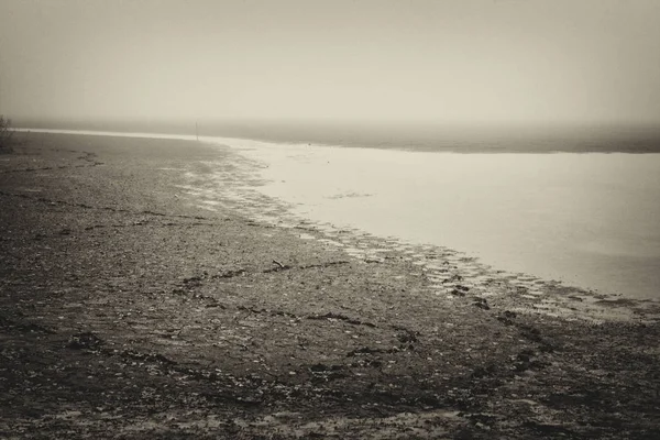 Lago en la niebla —  Fotos de Stock