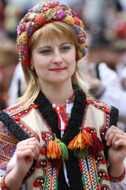 Eski bir pitoresk mevcut otantik Ulusal Ukraynalı kadın