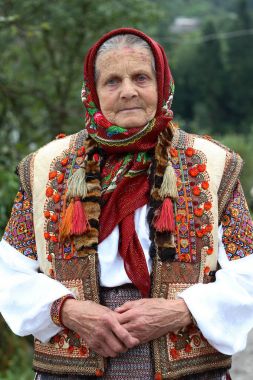 Eski bir pitoresk mevcut otantik Ulusal Ukraynalı kadın