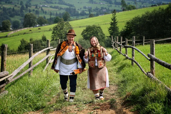 erkek ve bir kadın Ukrayna otantik Ulusal Kostüm giymiş 