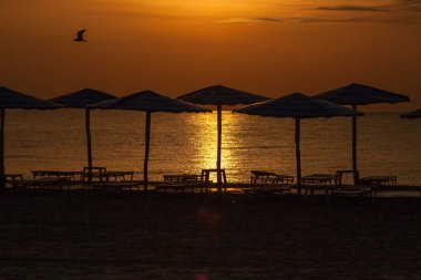 Deniz kıyısındaki tatil köyünde gün batımı