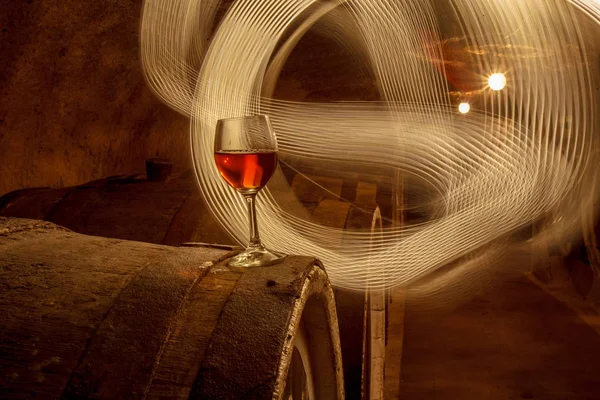 Ein Glas Wein Auf Einem Holzfass Einem Alten Weinkeller — Stockfoto