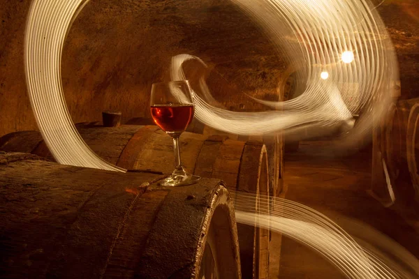 Ein Glas Wein Auf Einem Holzfass Einem Alten Weinkeller — Stockfoto
