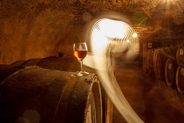 Een Glas Wijn Een Houten Vat Een Oude Wijnkelder — Stockfoto