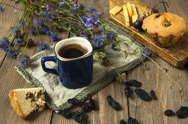 Coffee with wild Scabiosa  flowers — Stock Photo, Image