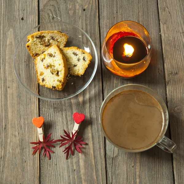 Café avec gâteau et bougie — Photo