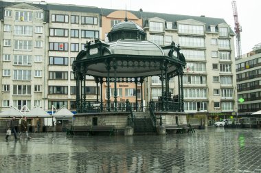 Ostend, Belçika - 04 Nisan 2016 bir merkezi Street, yağmurlu bir gün
