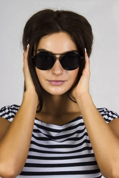 Junge brünette Mädchen mit Sonnenbrille — Stockfoto