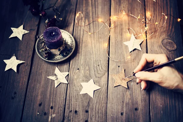 Donna che fa le stelle decorazioni di Natale — Foto Stock