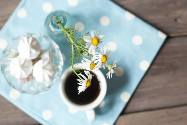 Кофе с ромашками и зефиром — стоковое фото