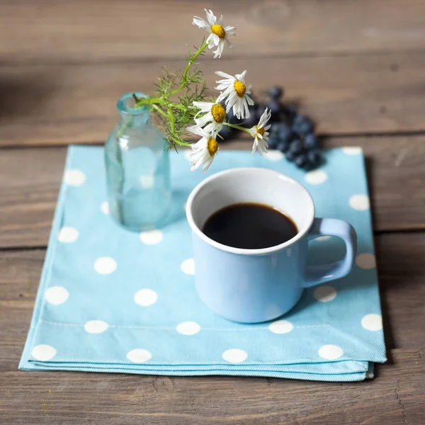 Kaffe med chamomiles i vas och druvor — Gratis stockfoto