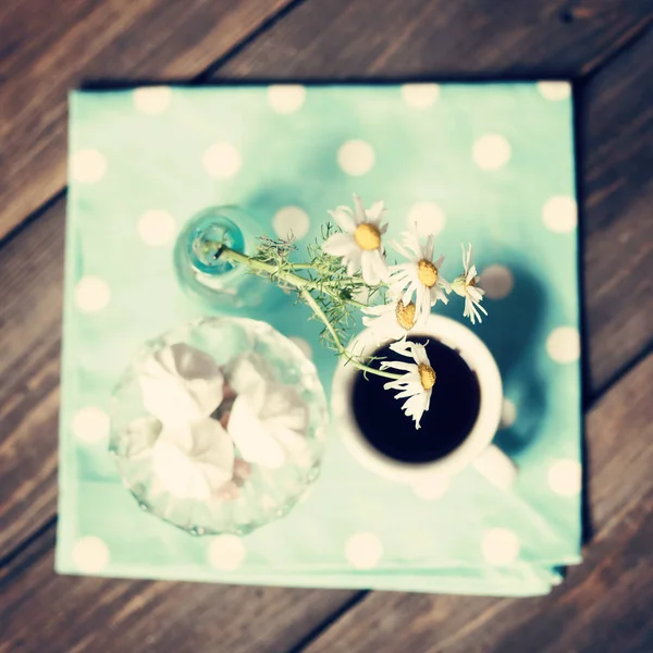 Кофе с ромашками и зефиром — стоковое фото