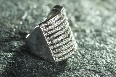 Güzel moda yüzük taşları ile