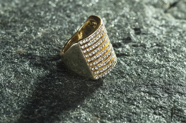 Όμορφη μόδας δαχτυλίδι με πέτρες — Φωτογραφία Αρχείου