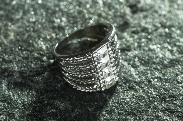 Moda piękny pierścionek z kamieni — Zdjęcie stockowe