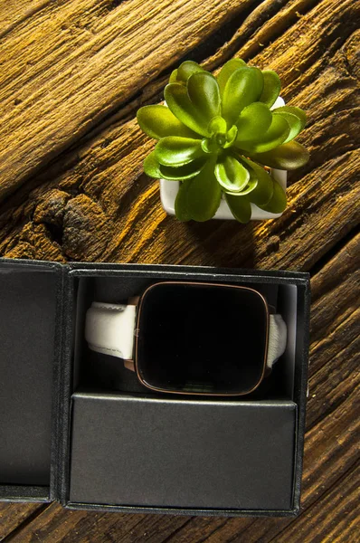 ボックスにスタイリッシュな男性用の腕時計 — ストック写真