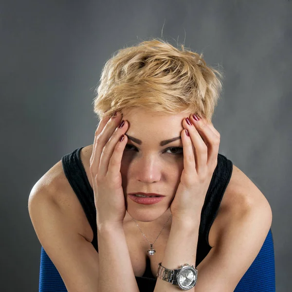 Enttäuschte junge schöne Mädchen — Stockfoto