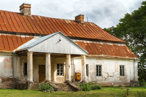 Fachada velha casa senhorial com colunas na aldeia — Fotografia de Stock