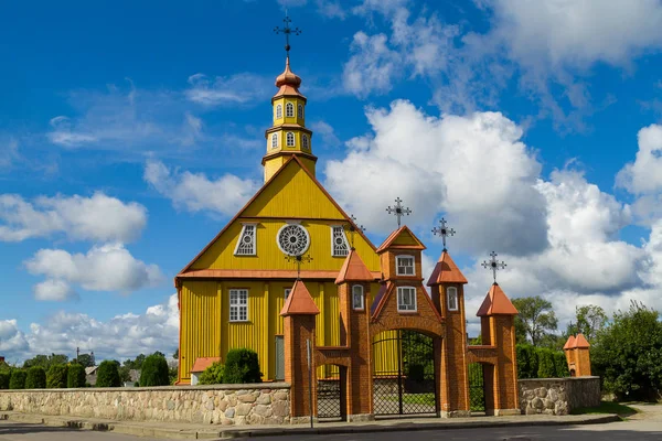 Den gamla träkyrkan i Varniai — Stockfoto