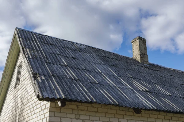 Brick House Roof Covered Asbestos Slate — Stock Photo, Image